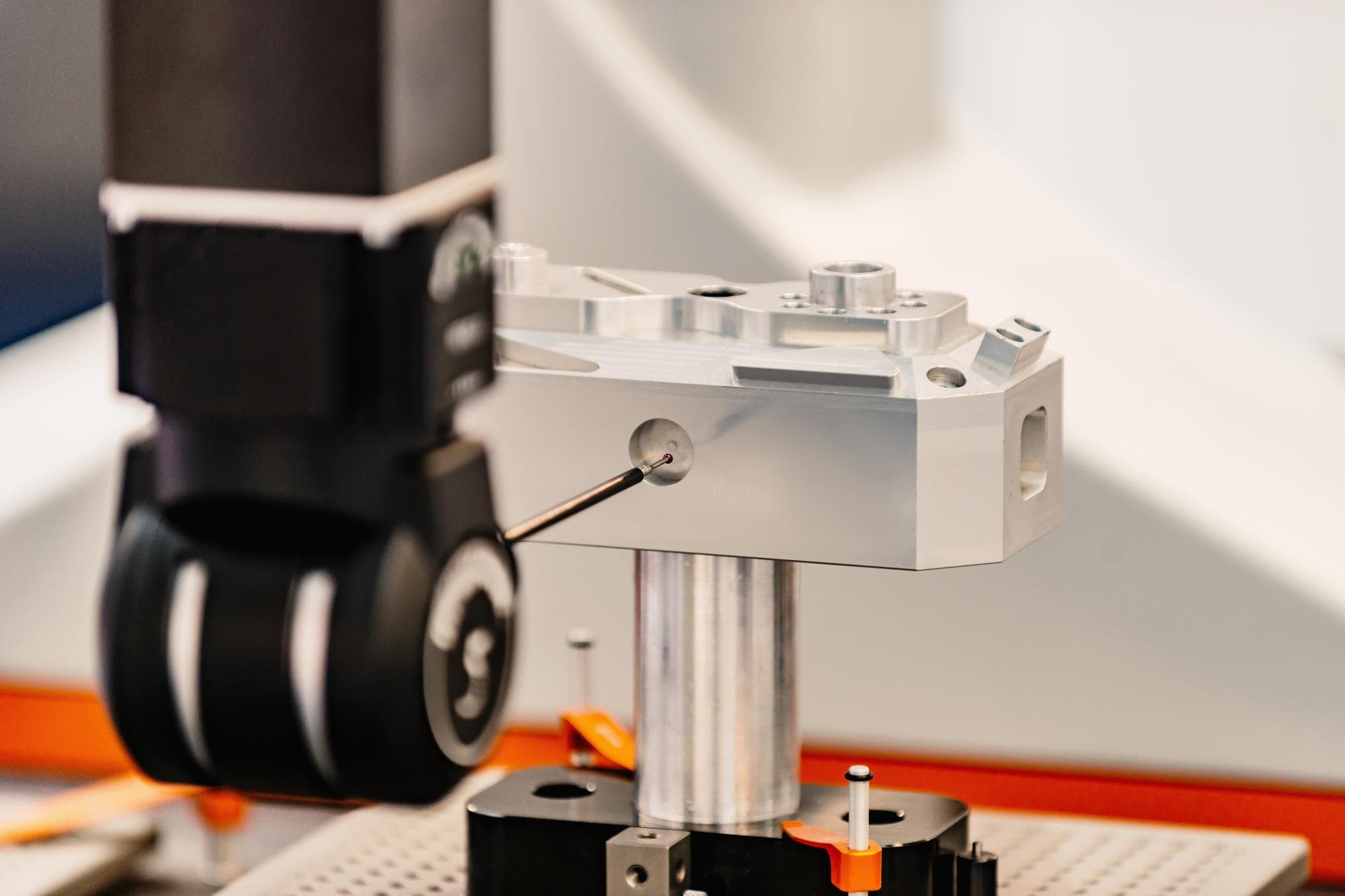 Sorting automation with robots and automation devices